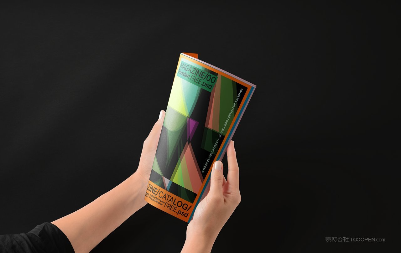 手拿书本硬装画册封面样机杂志效果