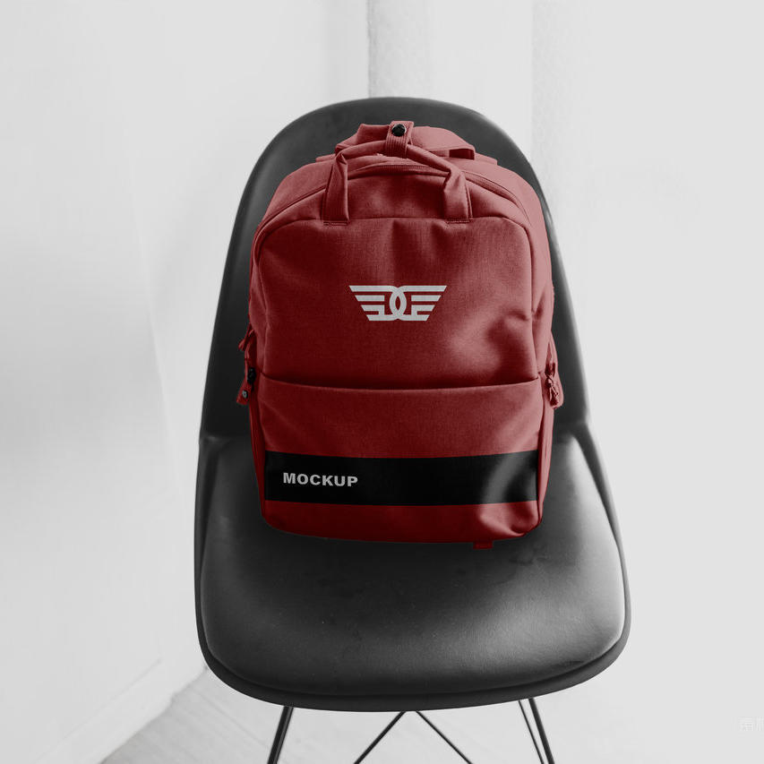 黑色椅子上的背包贴图样机