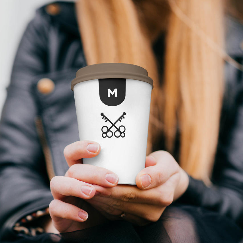 手拿咖啡杯贴图样机