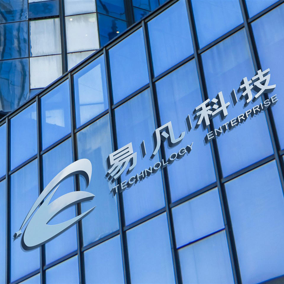 高楼建筑上的金属立体logo样机