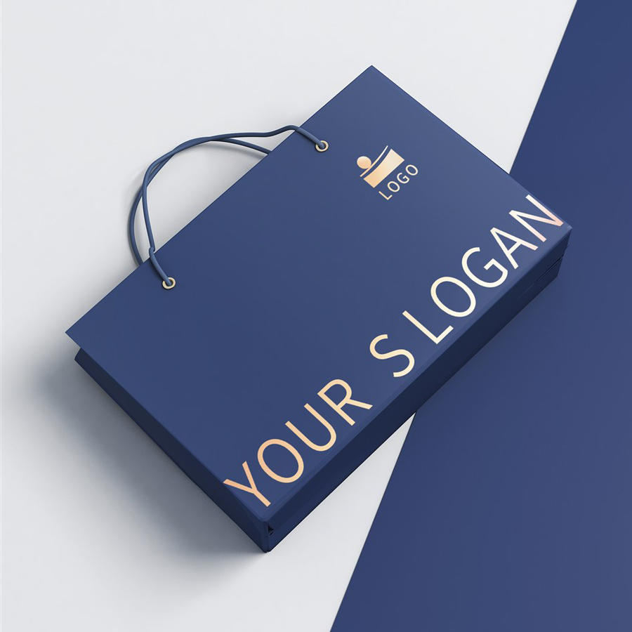 手提纸袋和烫金logo样机