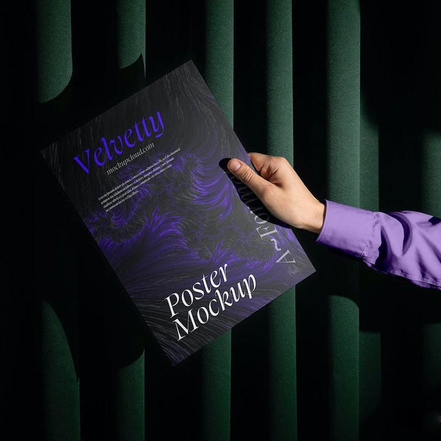 手拿杂志海报样机