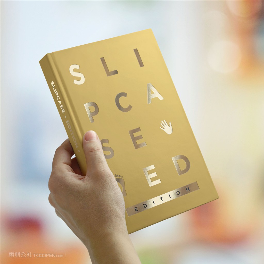 手拿一本书书籍封面贴图样机