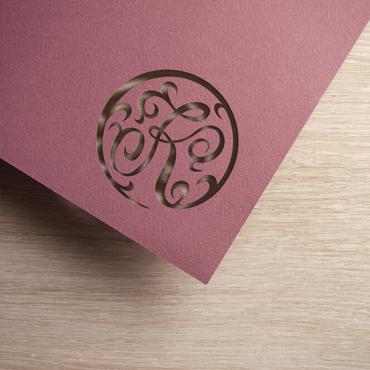 桌面上的镂空标志图标logo贴图样机