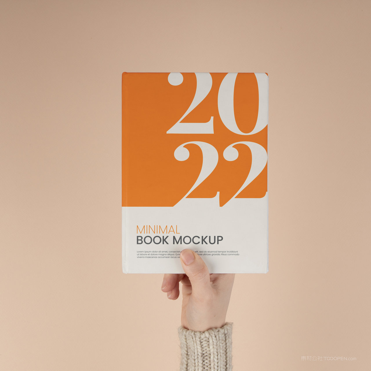 手拿精装书籍产品画册贴图样机