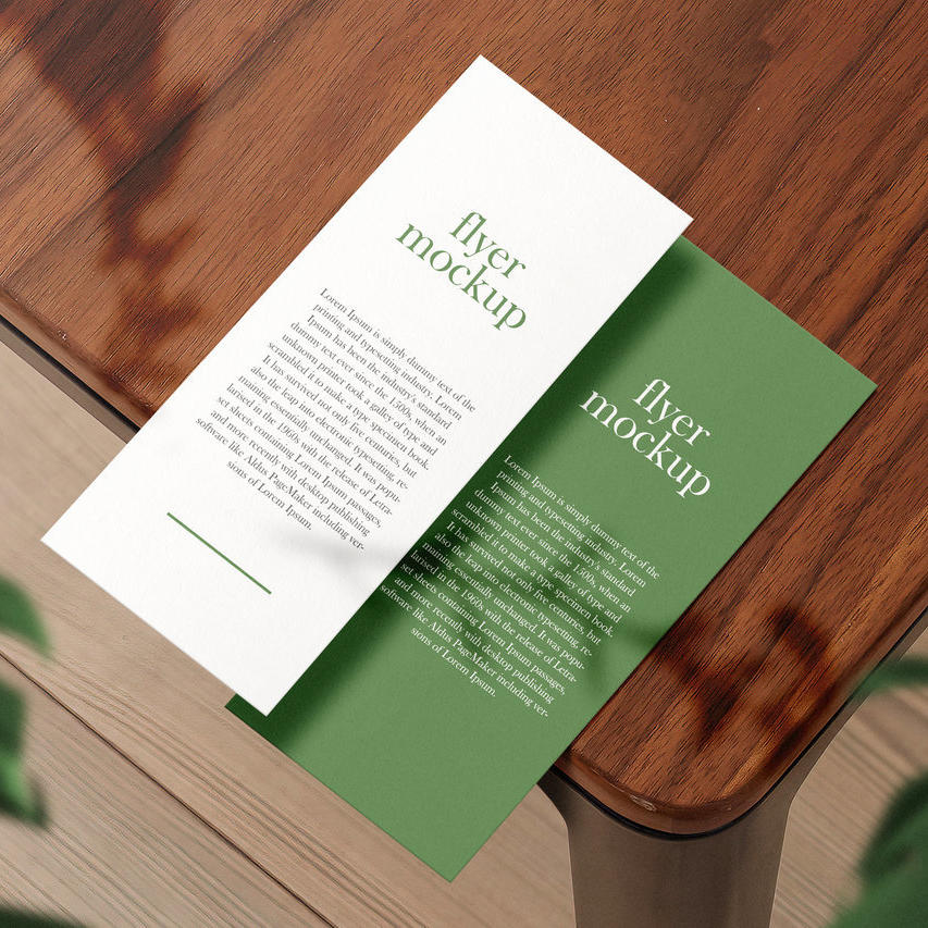 简约木桌上的宣传单页卡片贴图样机