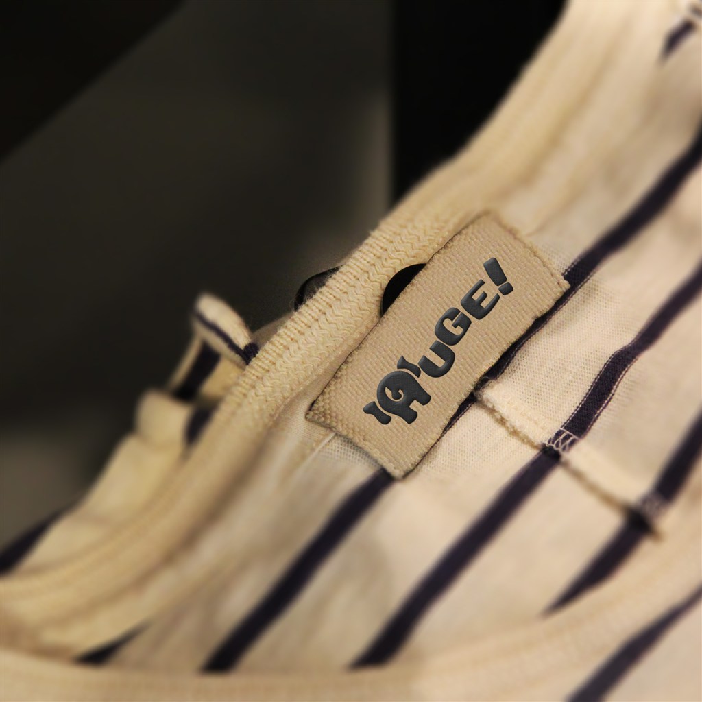 衣服拉链门襟上的logo样机