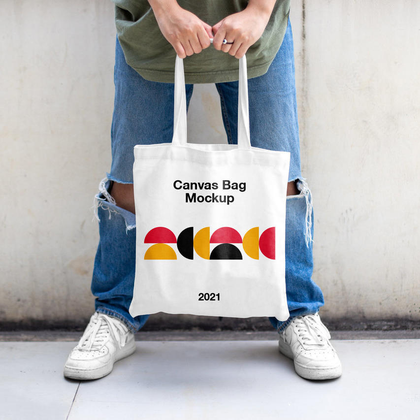 男人拿着帆布袋样机