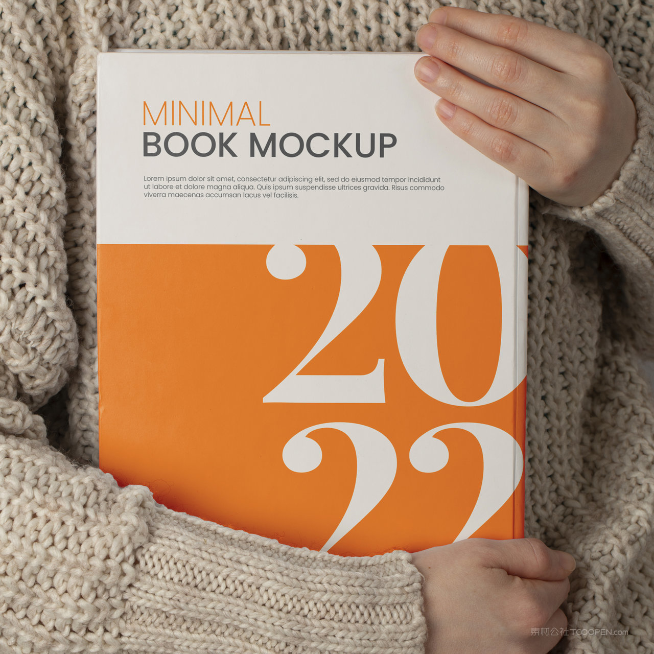 手抱着精装书籍产品画册贴图样机