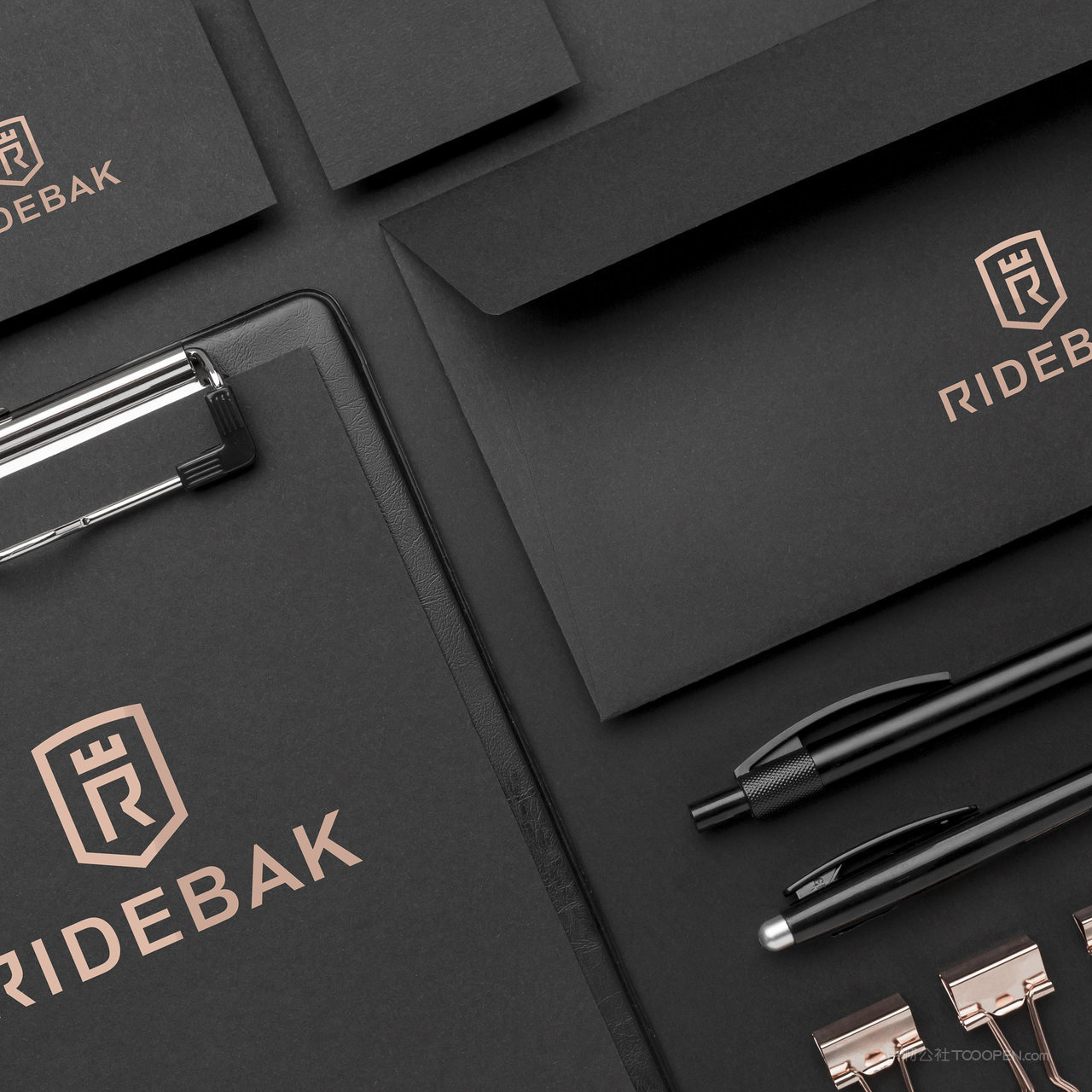 黑色信封夹板办公用品vi贴图样机