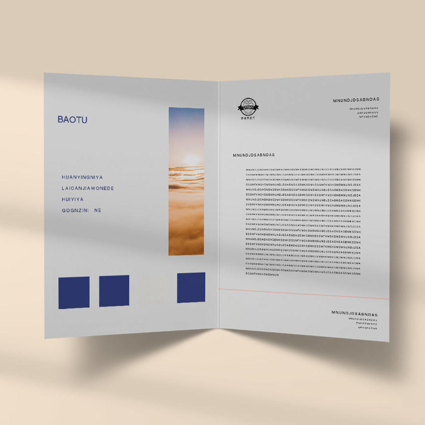 清新简洁桌面上的画册样机