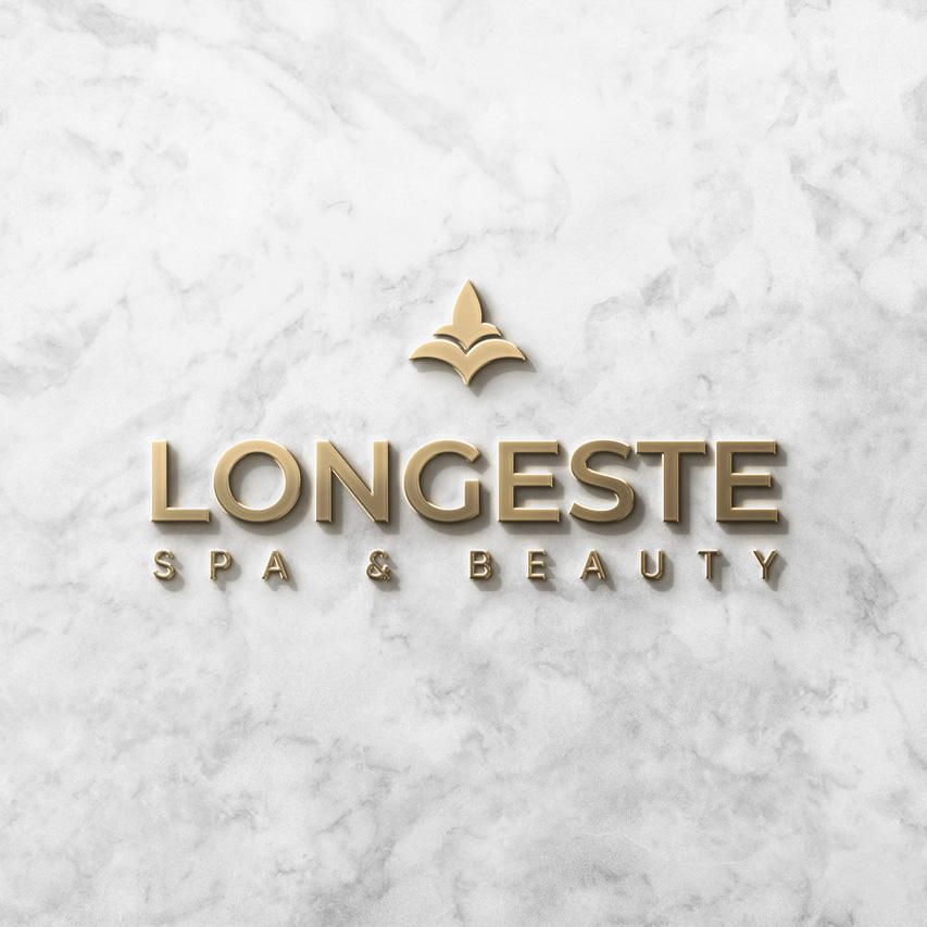 白色怀旧背景墙上的立体金色logo样机