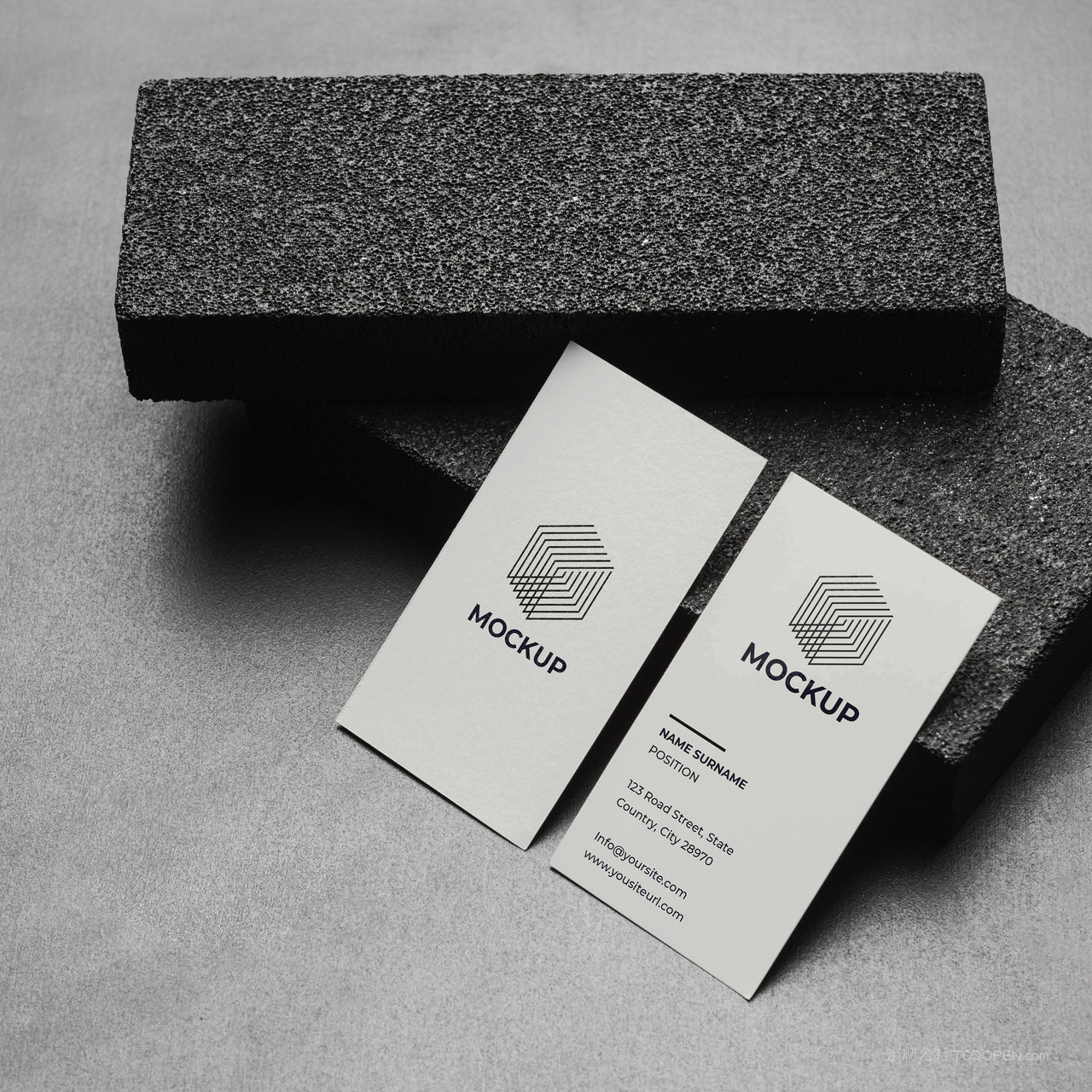 靠在石头上的名片贴图样机