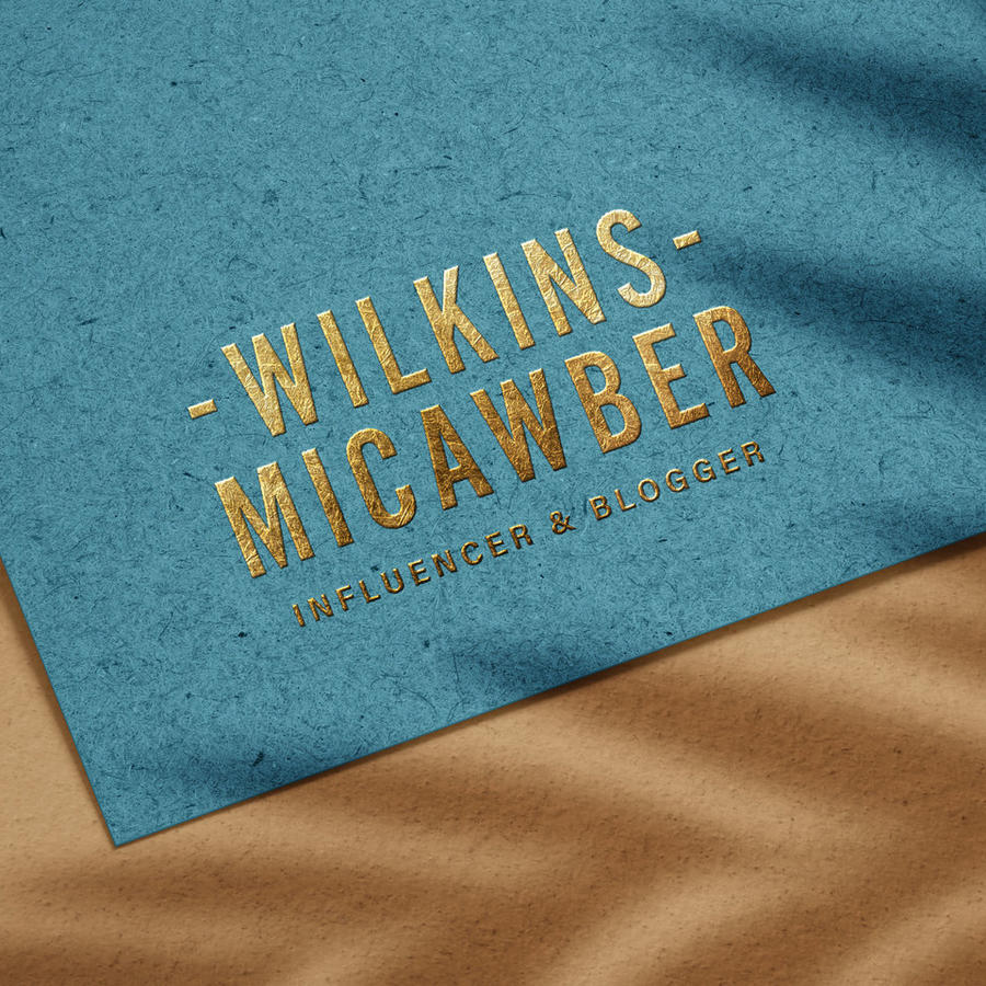 蓝色特种纸上的烫金logo样机素材