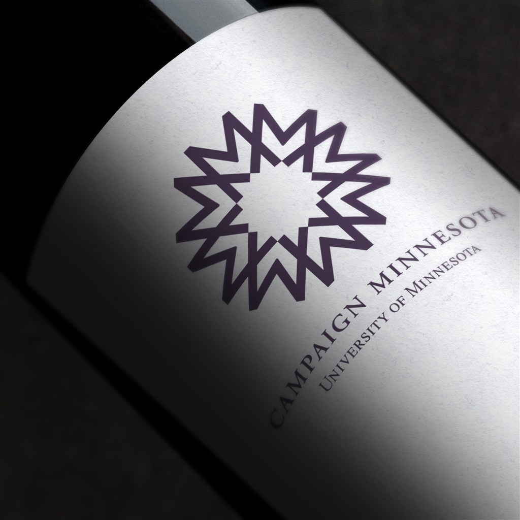 精美局部红酒瓶身logo样机