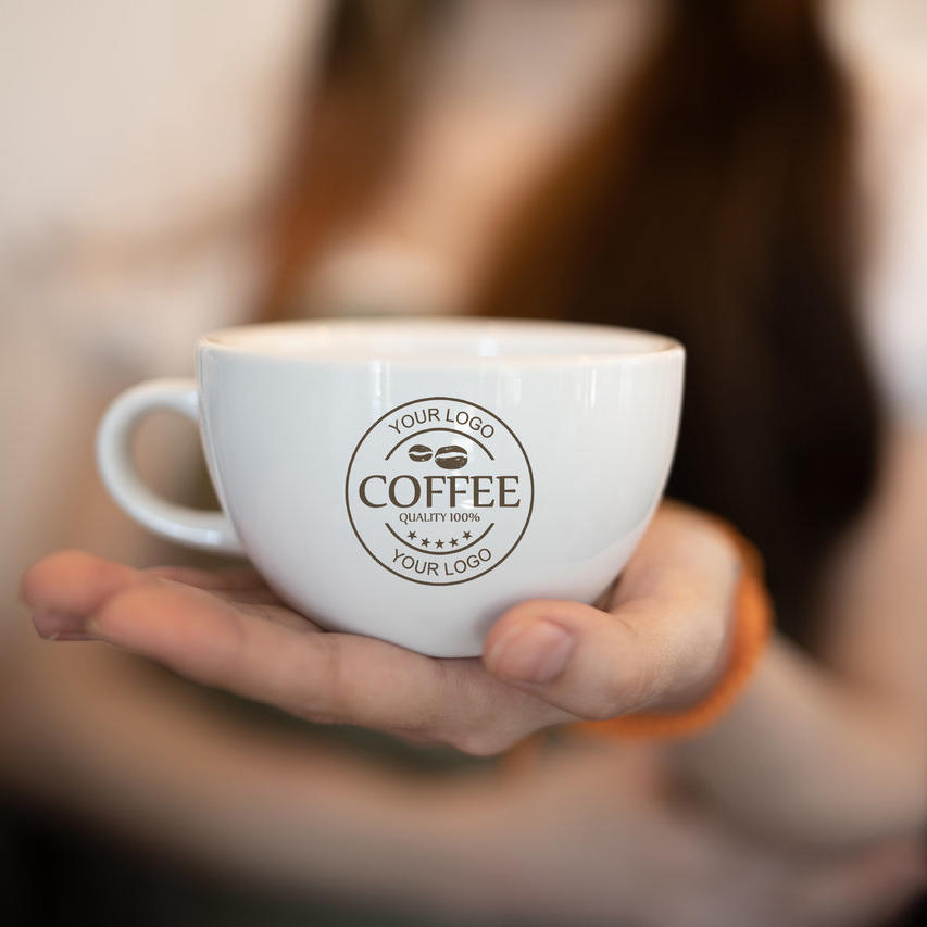 咖啡店logo样机手捧咖啡杯logo样机