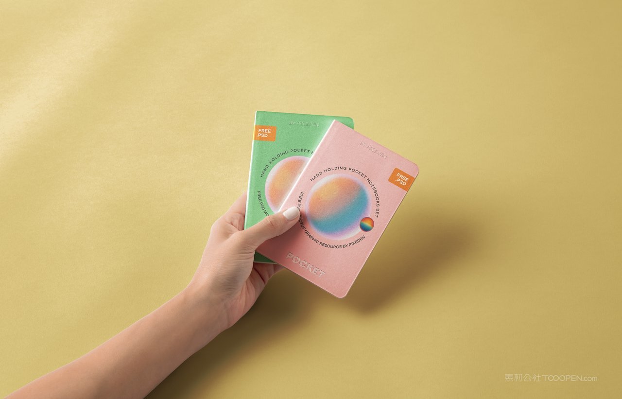 手拿笔记本样机效果展示记事本画册贴图封面
