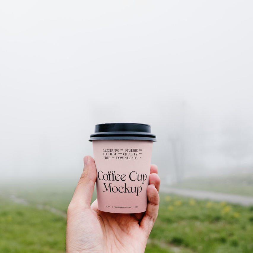 公园里手拿咖啡杯模型样机