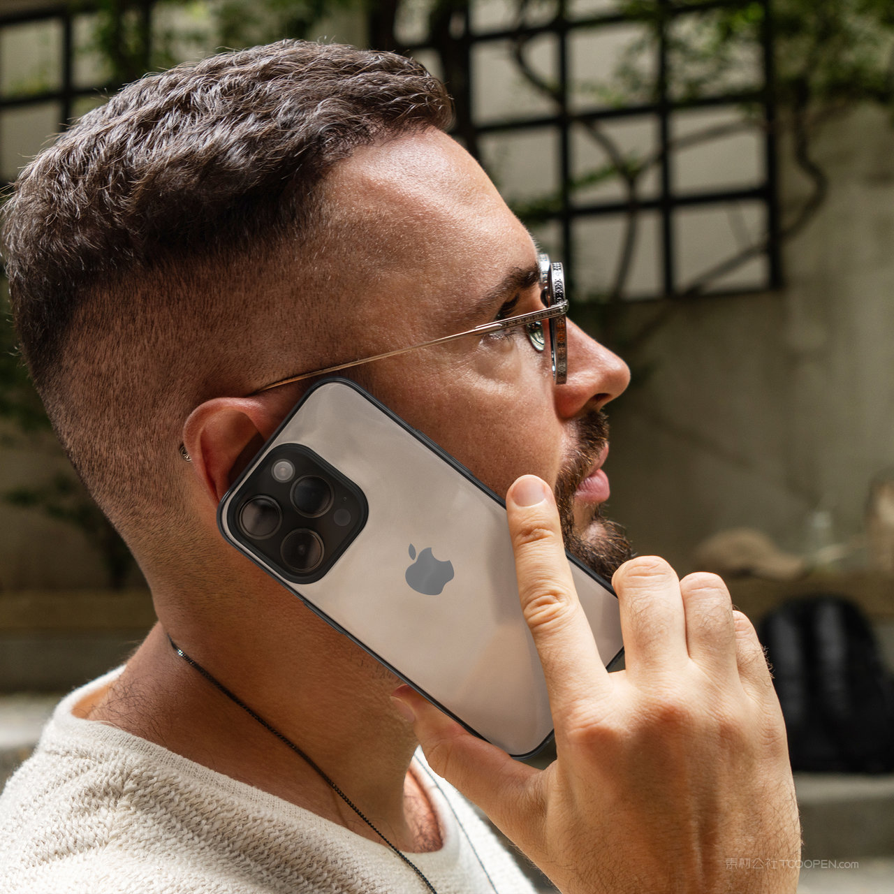 男子手拿手机打电话贴图样机