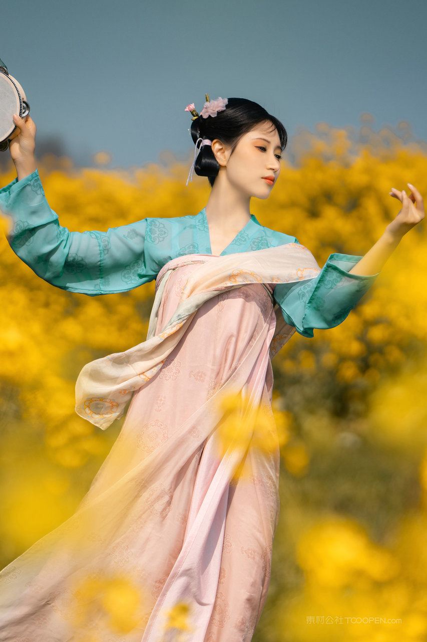 跳舞的古装汉服美女高清艺术照图片