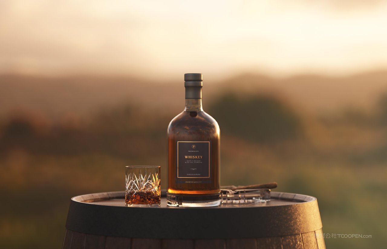 日落场景威士忌酒瓶样机