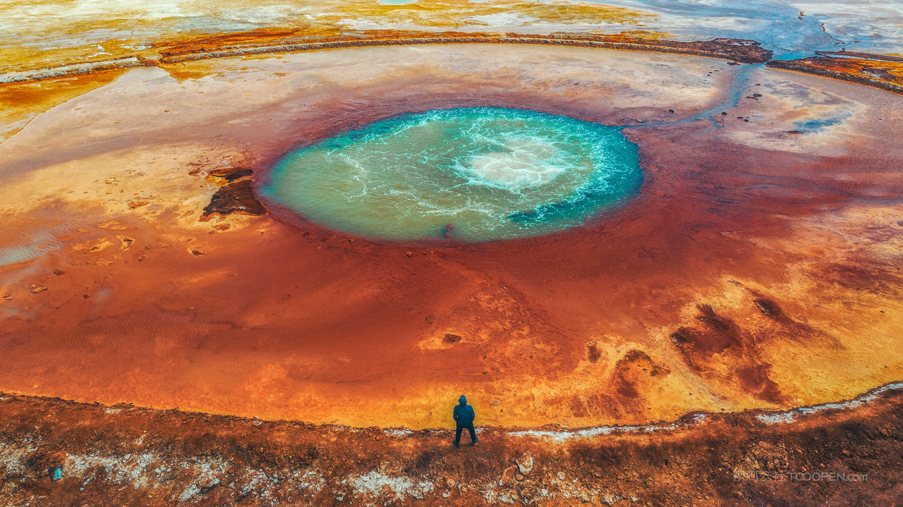 青海茫崖艾肯泉“恶魔之眼”自然壮观奇景 (1)
