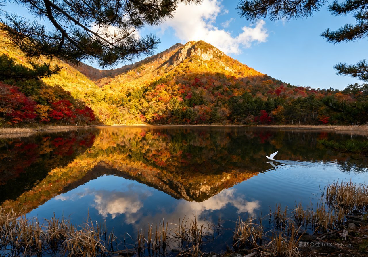 天空山水意境湖泊唯美秋天山峰