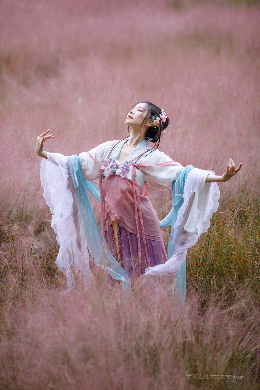 草地里张开双手的唯美古装汉服美女图片