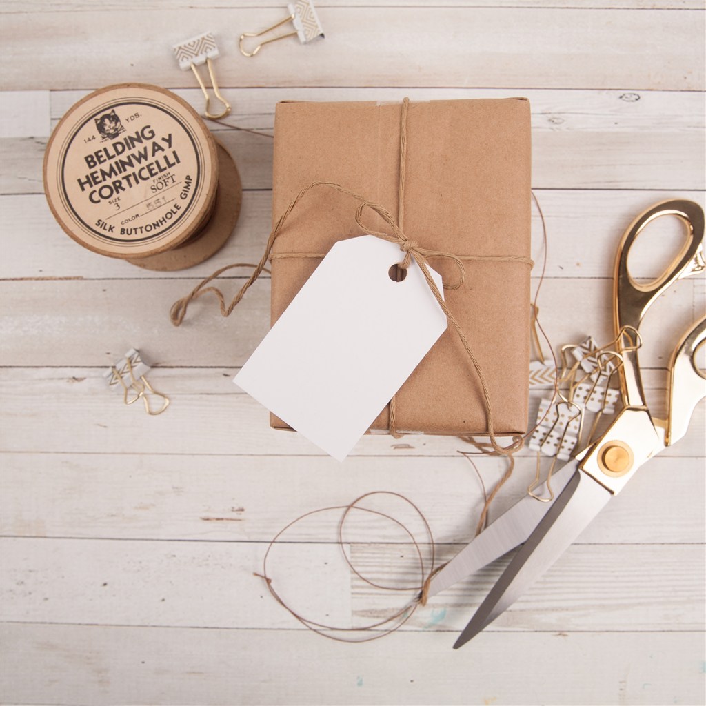 剪刀纸盒手工样机素材