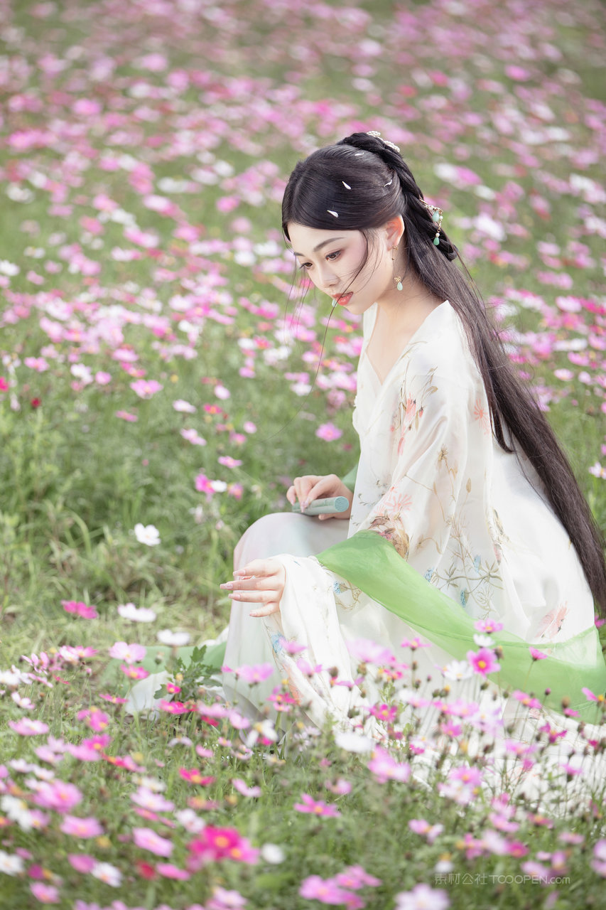 花海中的长发古装美女唯美写真图片