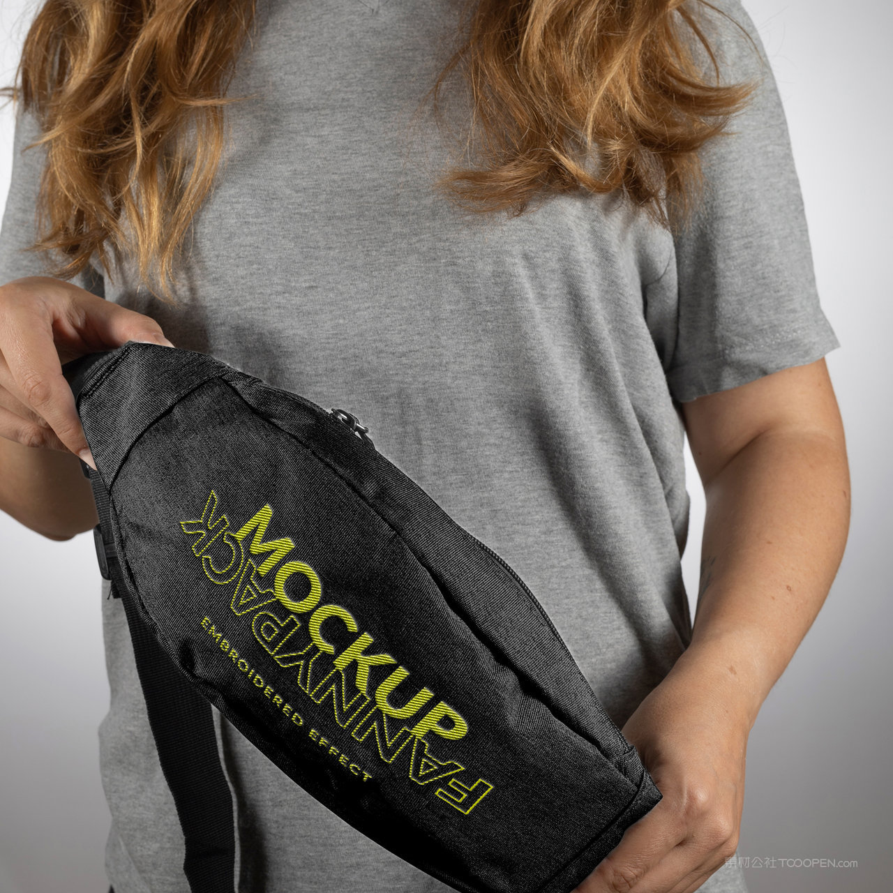 女士手拿休闲运动斜挎包展示贴图样机