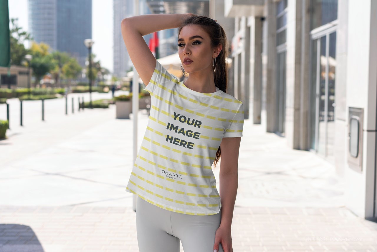 女孩T恤样机
