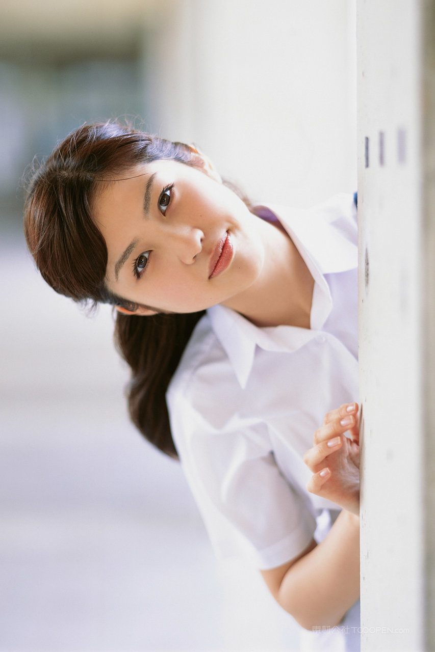 穿白衬衣的日本美女老师一区二区三区无码写真图片