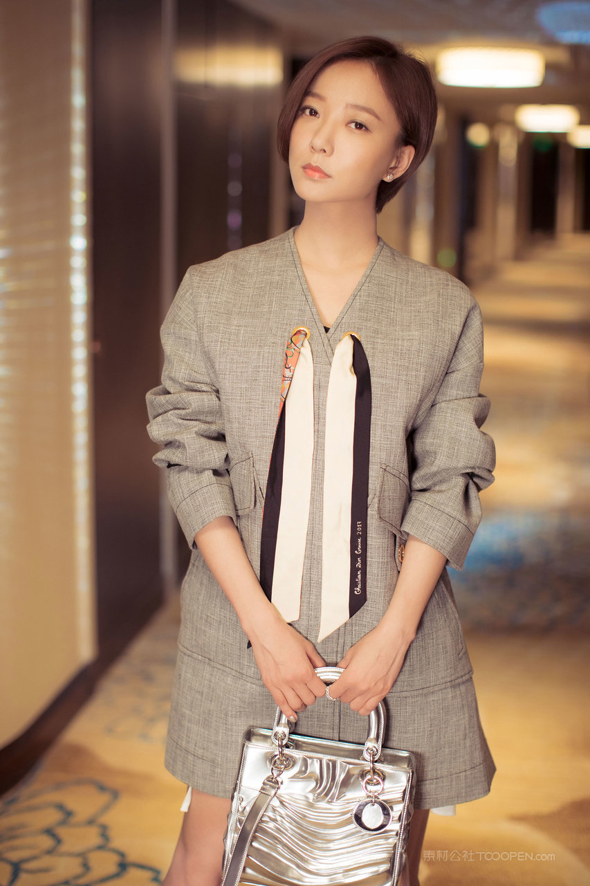 气质女神王珞丹酒店走廊个人写真图片