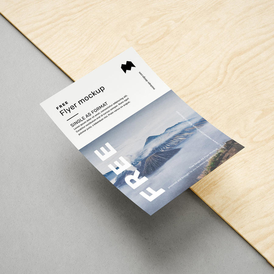 木纹背景上的宣传单页样机贴图素材