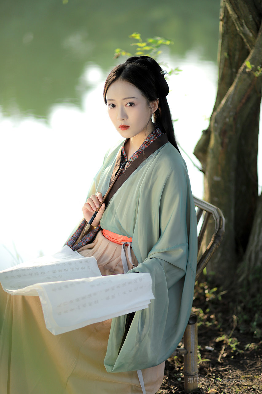 湖边写字的青衫古装古典汉服美女意境壁纸图片