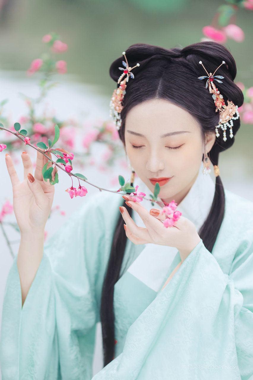 轻闻花香的清纯古装美女唯美壁纸图片大全