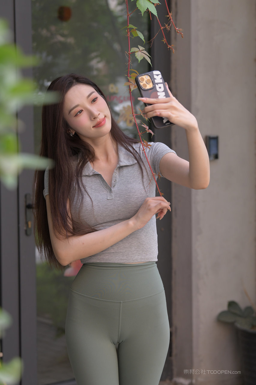 美女瑜伽裤勒痕凹陷图片