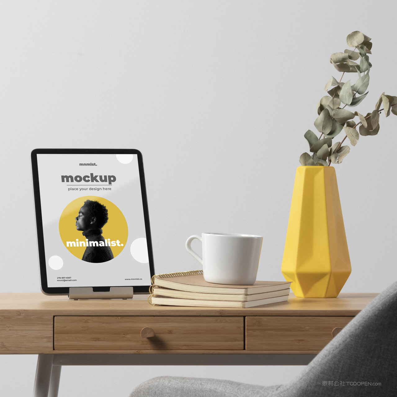 桌面上的平板电脑贴图样机