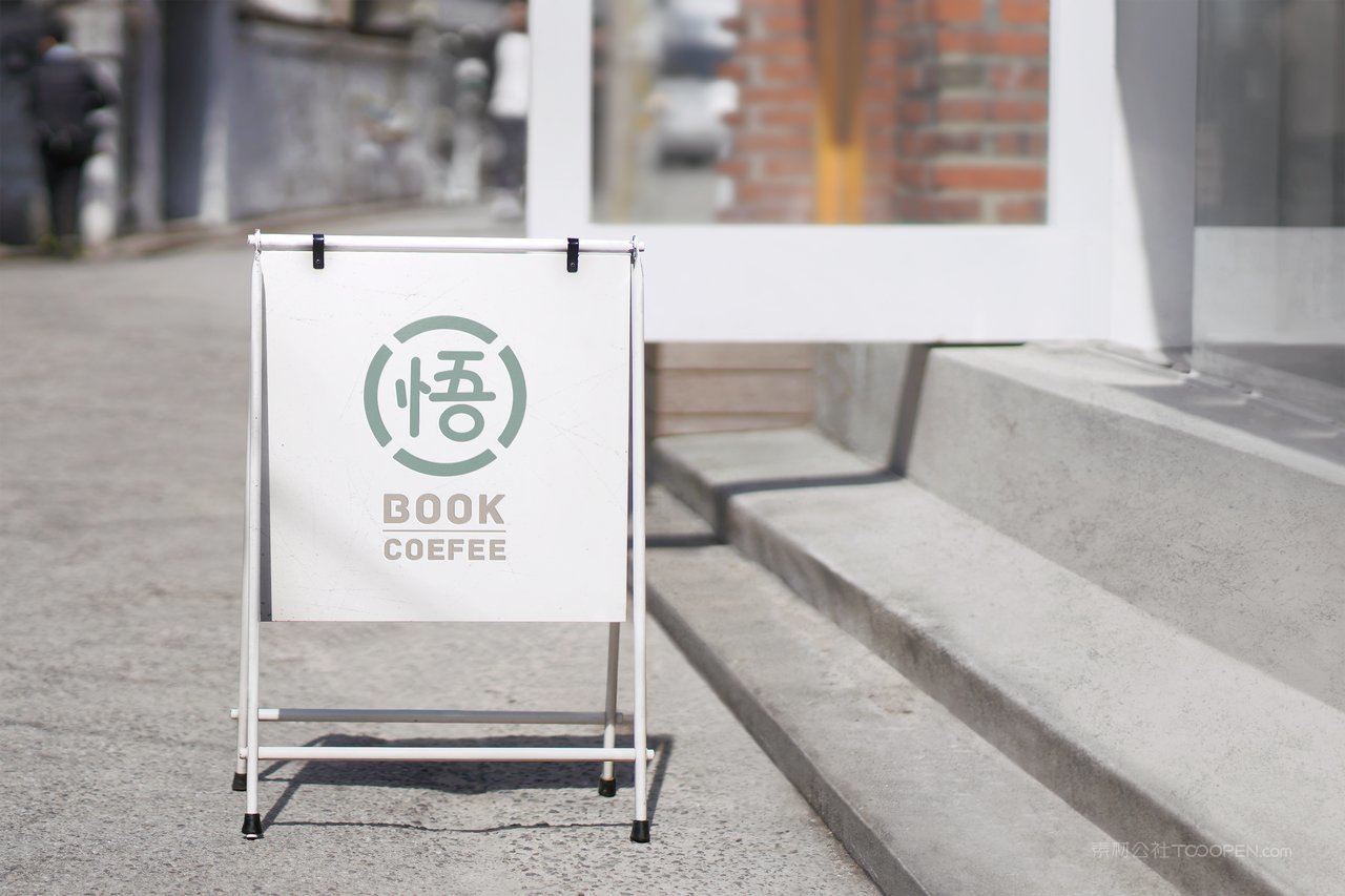 地面广告牌文艺品牌文创产品场景样机