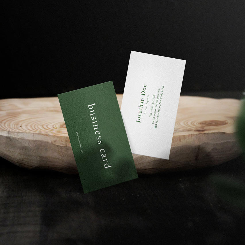 复古盘子前的名片贴图样机