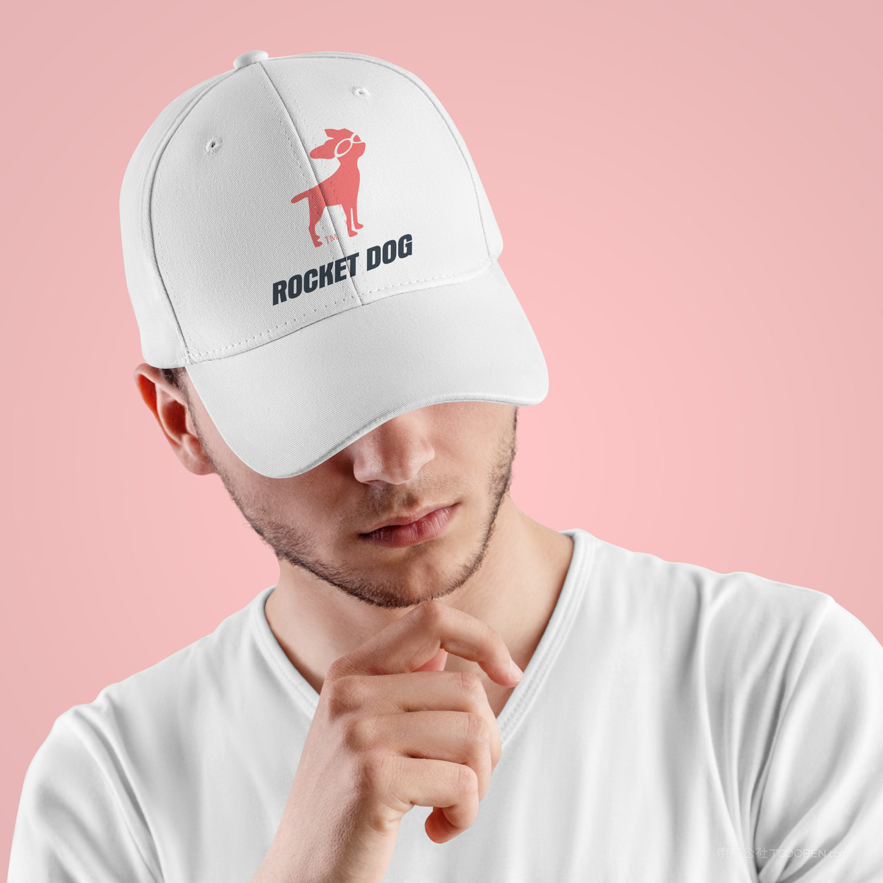 男子头戴遮阳帽棒球帽贴图样机