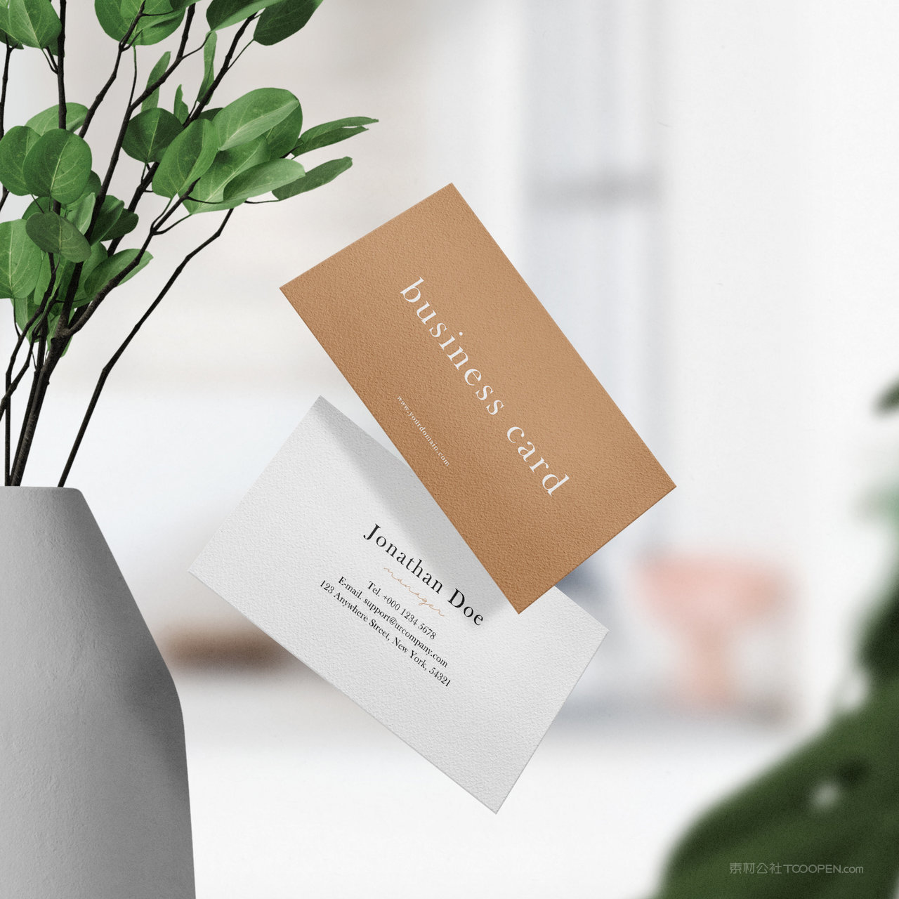 花瓶旁边悬浮的名片正反面贴图样机