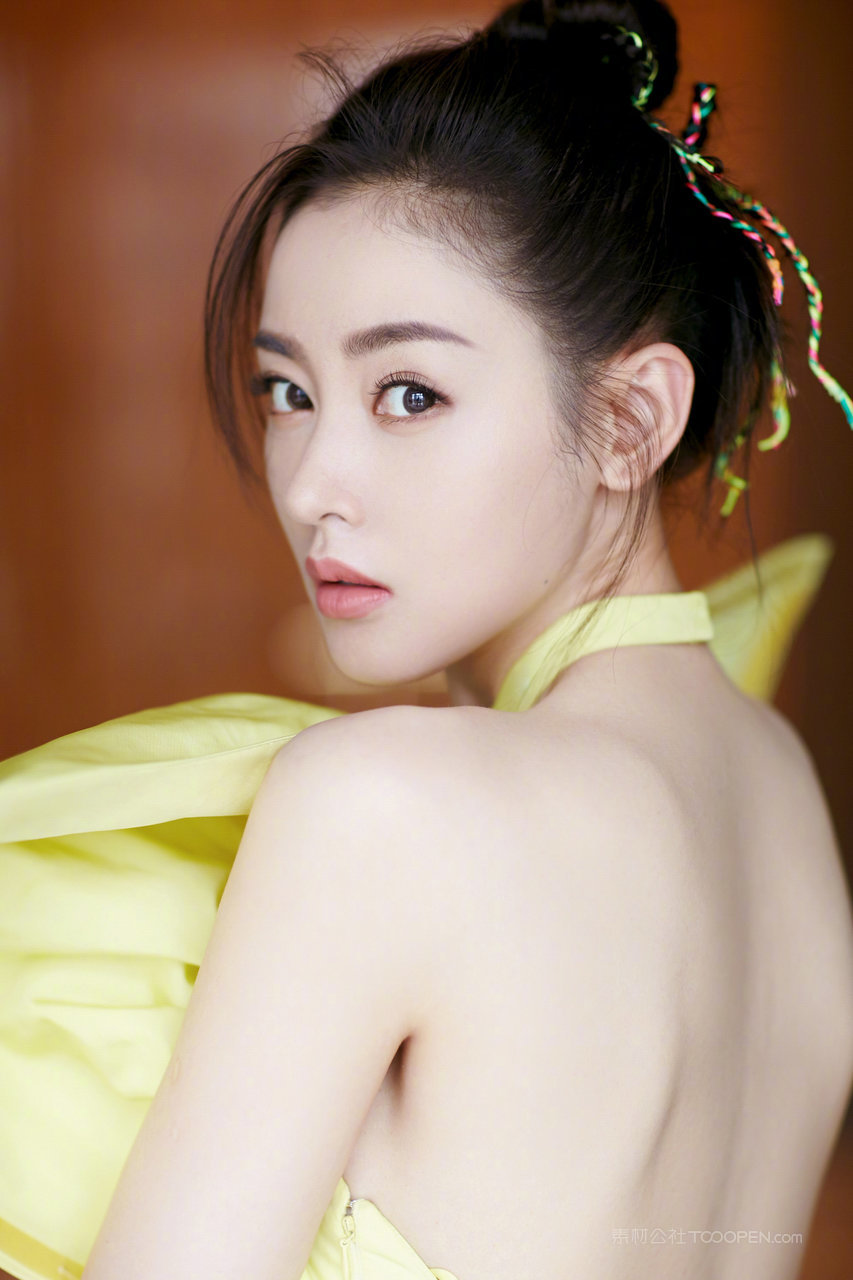 女明星张天爱性感美背摄影图片