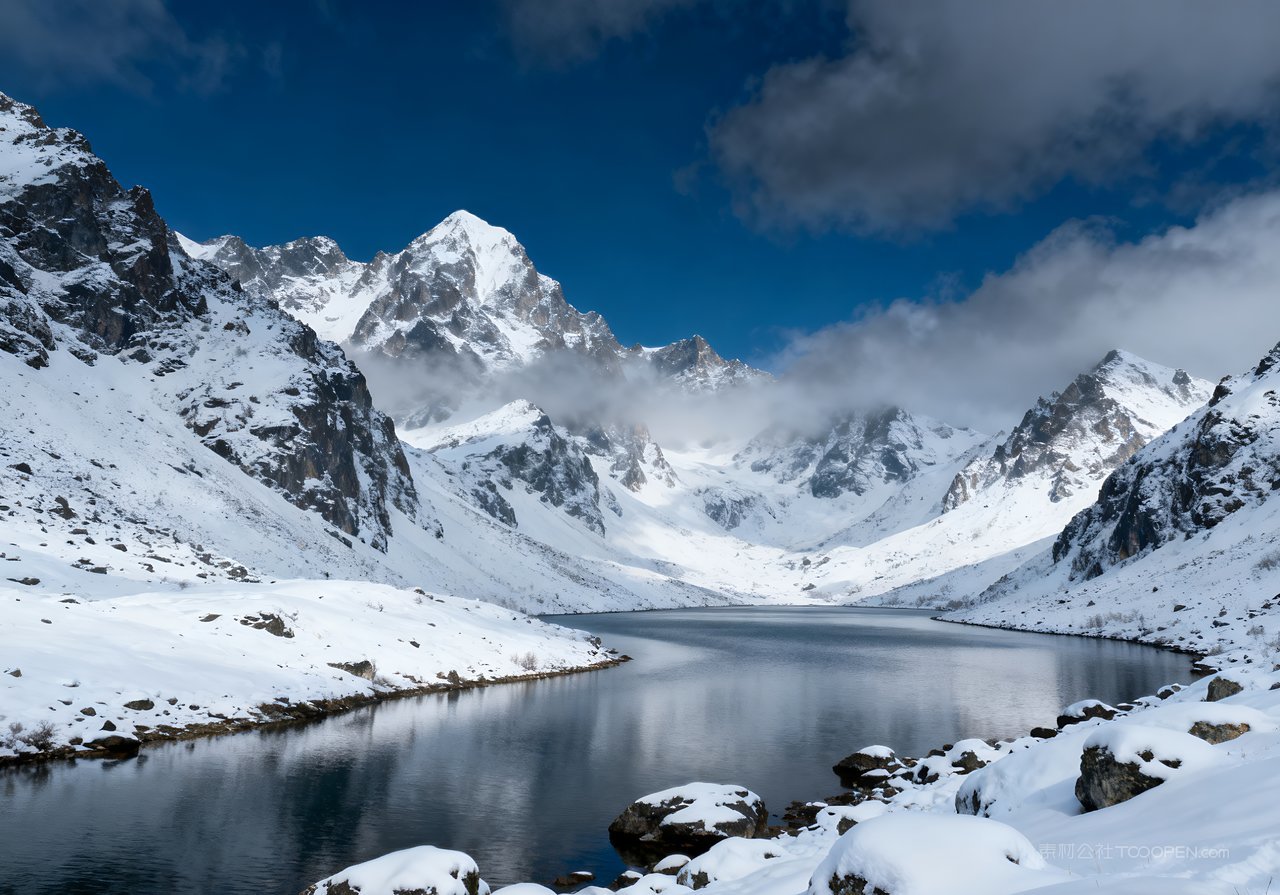 唯美冬天河流山水山峰雪景冬季风景自然