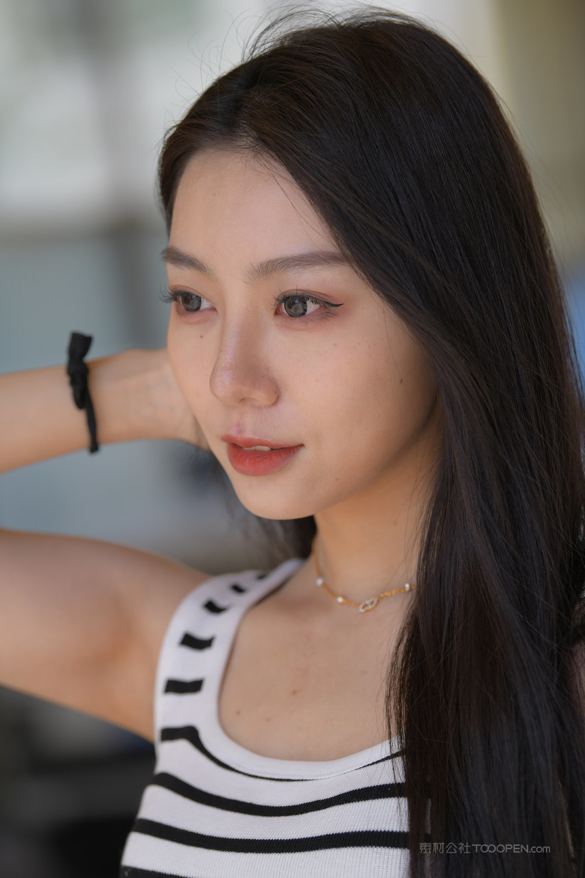 大眼睛美女模特街拍图片