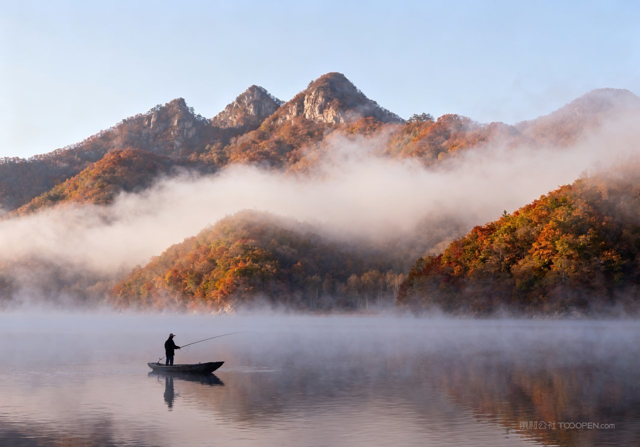 秋季山水意境唯美天空青山湖泊山峰