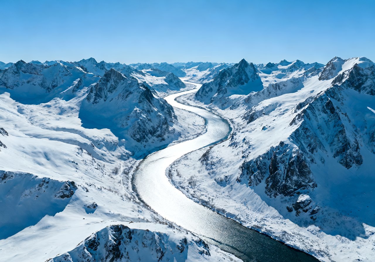 风景冬天山峰雪景河流自然唯美山水冬季