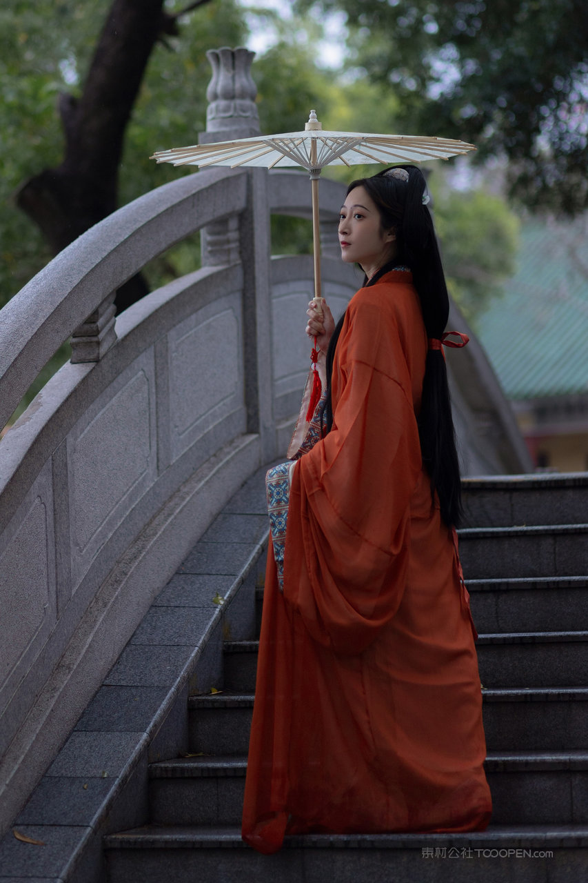 站在桥上的汉服美女个人艺术照图片