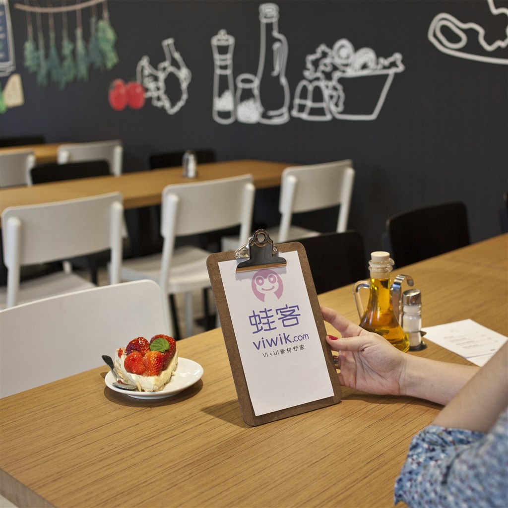 手持写字板海报场景样机